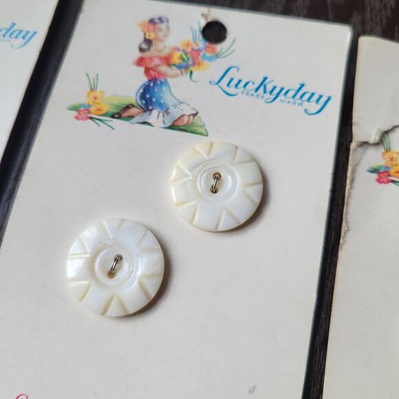Vintage Lucky Day Genuine Peal Buttons on Original Card, White Shell 1930-40s - Picture 3 of 8
